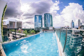 Vista Increíble Piscina de Lujo y Balcón